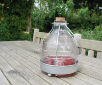 Wespenpot in zinken houder