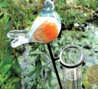 Regenmeter met glazen vogeltje
