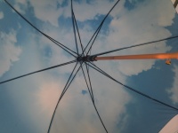 Paraplu met zonnige blauwe lucht